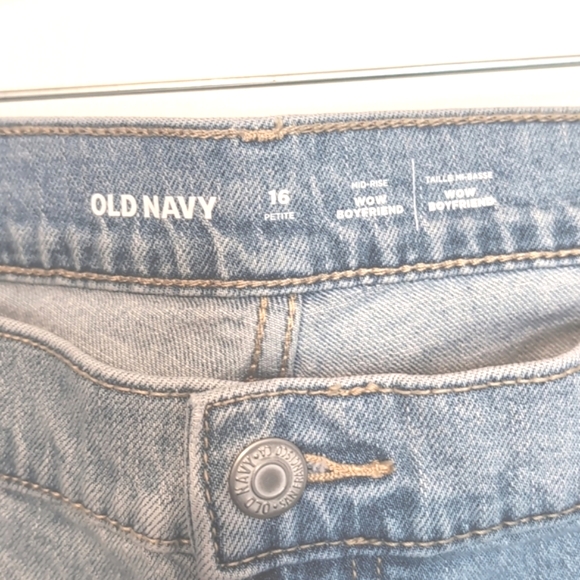 Old Navy Mid-Rise Wow Boyfriend Jeans Size 16 Plus Petite Light Wash NWOT - Picture 4 of 7